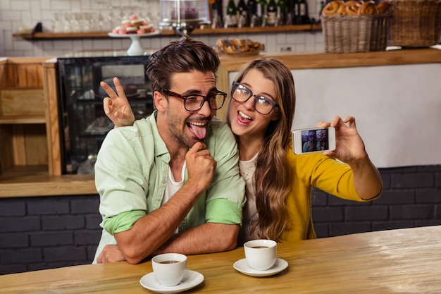 Divertida pareja tomando una selfie