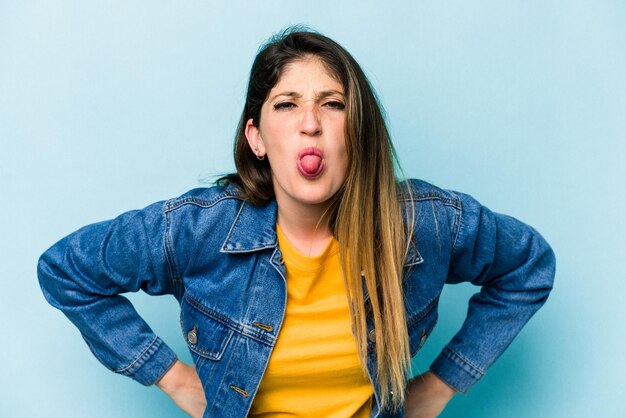 Foto divertido y amigable sacando la lengua