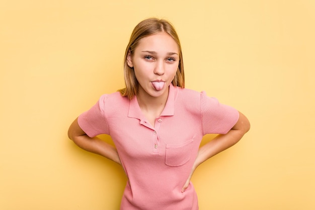 Divertido y amigable sacando la lengua