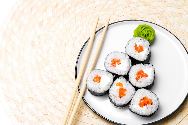 Divertido árbol de Navidad comestible hecho de sushi idea creativa para el restaurante japonés Fondo de comida de Año Nuevo vista superior celebración festiva concepto de arte de comida Copyspace