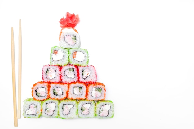 Divertido árbol de Navidad comestible hecho de sushi idea creativa para restaurante japonés sobre fondo blanco Fondo de comida de Año Nuevo vista superior celebración de vacaciones concepto de arte de comida Copyspace