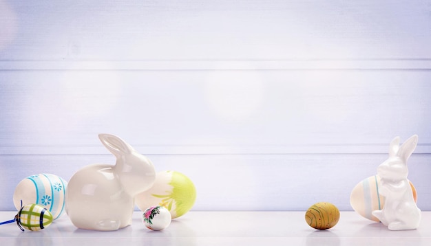 Divertido conejito de Pascua feliz concepto de vacaciones de Pascua