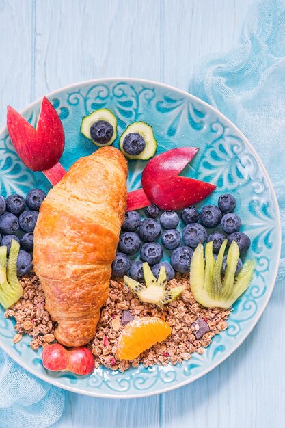 Divertido croissant de langosta con bayas para el desayuno de los niños