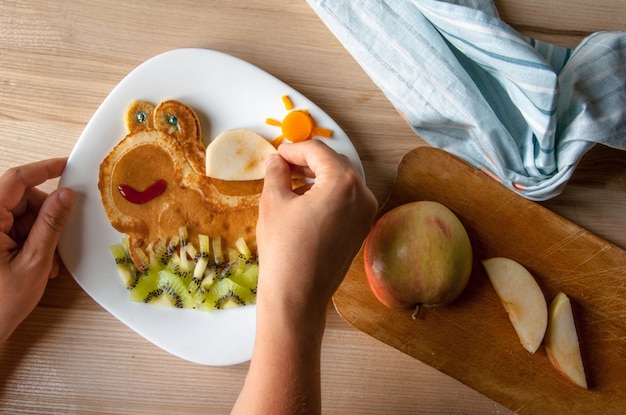 Divertido desayuno infantil: panqueques con fruta, como una tortuga