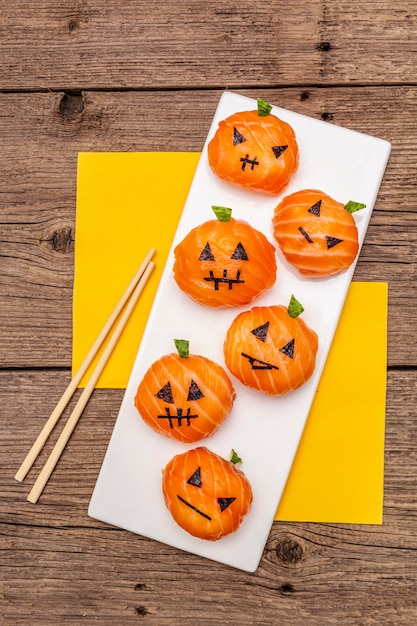 Divertido Halloween Sushi Pumpkins Jack o Lantern, Sushi Monsters. Temari sushi, bolas de sushi. Comida sana para niños