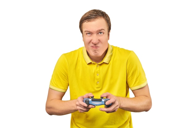 Divertido jugador guapo con gamepad emocionado jugador de videojuegos aislado sobre fondo blanco.