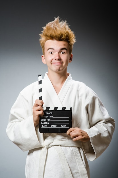 Foto divertido luchador de karate