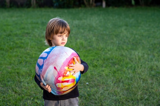 divertido niño pequeño fondo cara bola