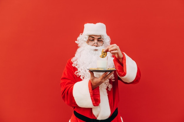 Divertido Papá Noel con galletas y un vaso de leche