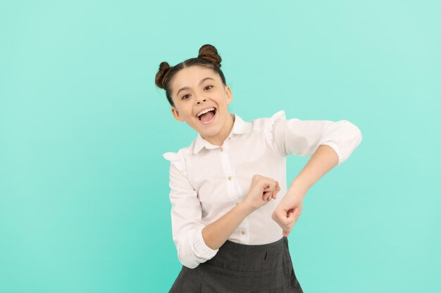 Divertido primer día de clases Feliz escolar diviértete Niño de primaria disfruta bailando Niña niña fondo azul Educación básica Regreso a la escuela 1 de septiembre Día del conocimiento