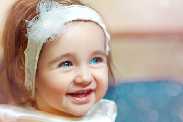 Divertido retrato de niña bonita con ojos azules mirando a otro lado