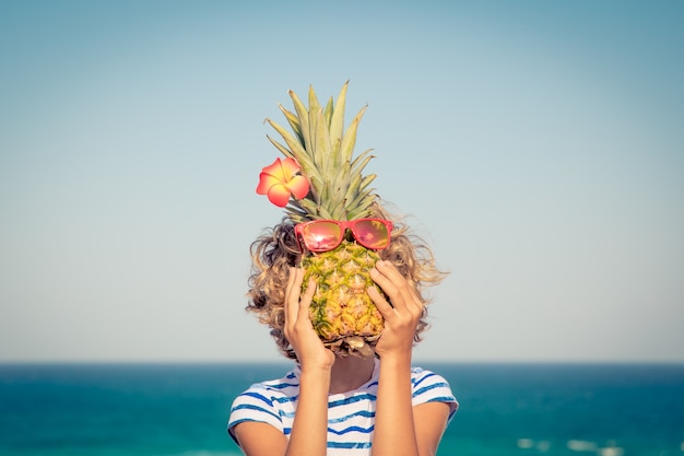 Divertido retrato de niño Kid divirtiéndose en la playa Concepto de vacaciones de verano