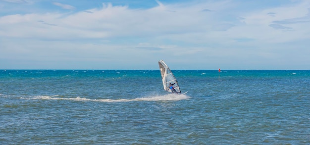 Divertido windsurf en aguas cristalinas Paseos en windsurf