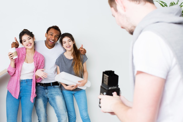 Divertidos amigos toman fotos en una casa nueva.