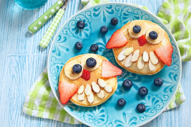 Divertidos panqueques de búho con bayas para el desayuno de los niños