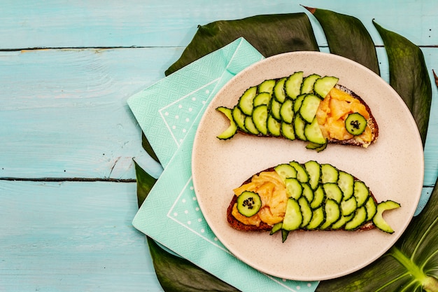 Foto divertidos sándwiches de salmón con pepino en forma de pez