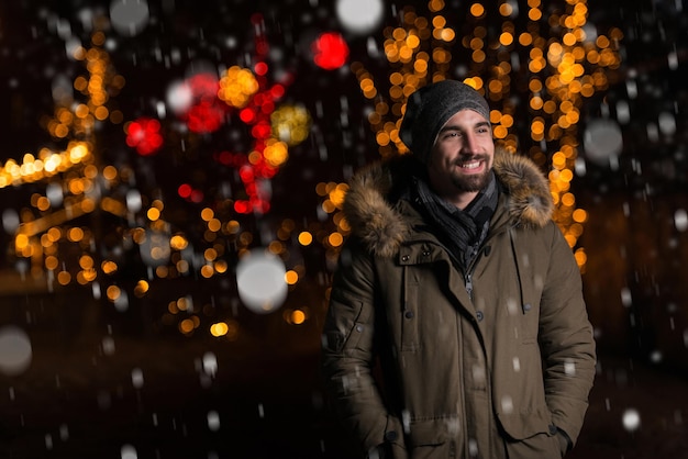 Divertindo-se em uma fada de Natal jovem alegre vestido de quente está de pé no mercado de férias