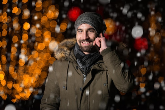 Divertindo-se em uma fada de natal jovem alegre vestido de quente está de pé no mercado de férias