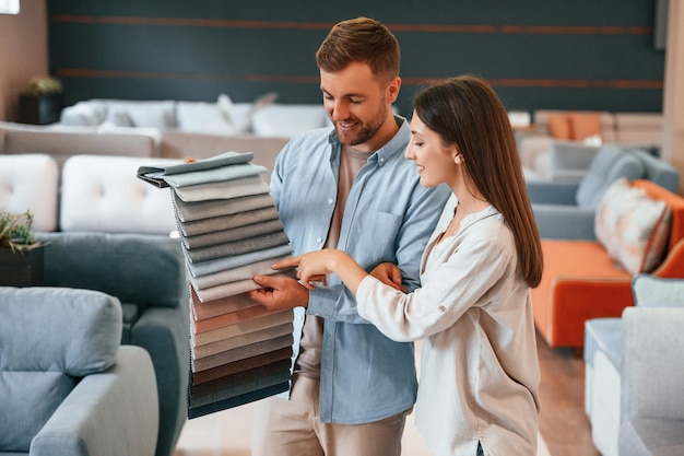 Foto divertirse eligiendo el sofá pareja está en la tienda