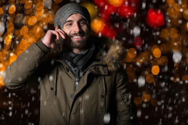 Divertirse en un hada de Navidad joven alegre vestido cálido está de pie en el mercado de vacaciones