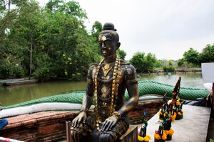 Divindade antiga e estátua naka antiga do templo wat pa klong 11 para viajantes tailandeses visitam e respeitam orando abençoando adoração de mistério sagrado na cidade de pathumthani em pathum thani tailândia