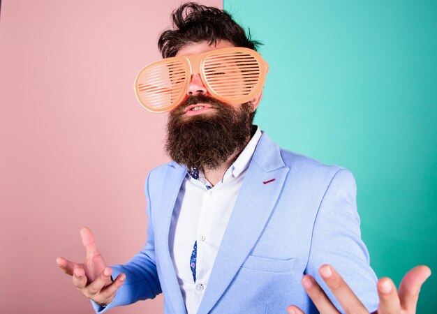 Divirta-se sendo você mesmo Sincero e natural Roupa formal hipster se divertindo Só quer se divertir Homem com barba e bigode usa óculos engraçados Diversão e relax Empresário farto de ser sério