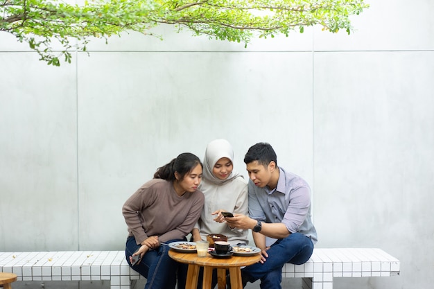 Divirtiéndose con amigos en la cafetería