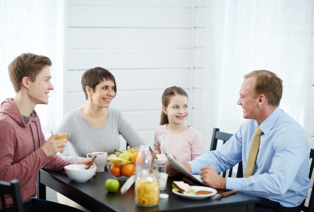 Divirtiéndose con la familia en el desayuno