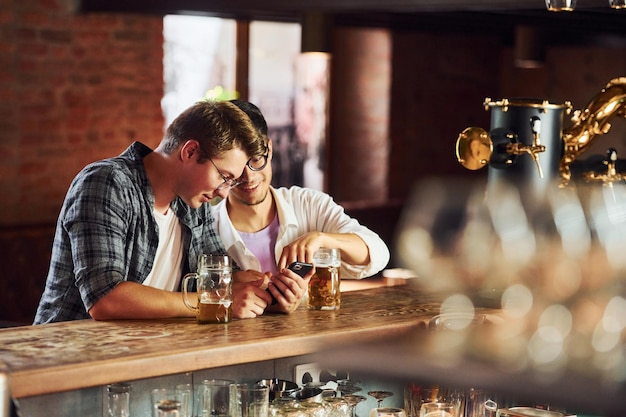 Divirtiéndose Gente con ropa informal sentada en el pub