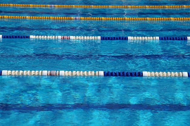 Divisores de caminos en la gran piscina al aire libre