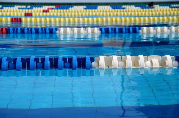 Divisores de caminos en la gran piscina al aire libre