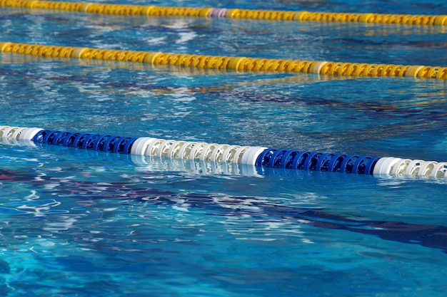 Divisores de caminos en la gran piscina exterior