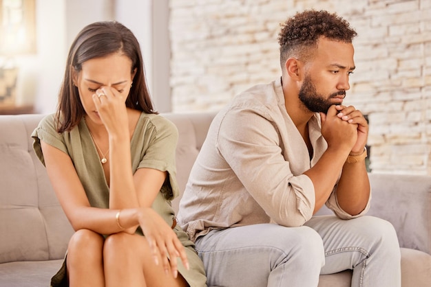 Foto divórcio de casal ou estresse no sofá da sala de estar em casa ou aconselhamento matrimonial após discussão de briga ou caso triste ansiedade ou depressão para homem ou mulher com saúde mental ou esgotamento de separação