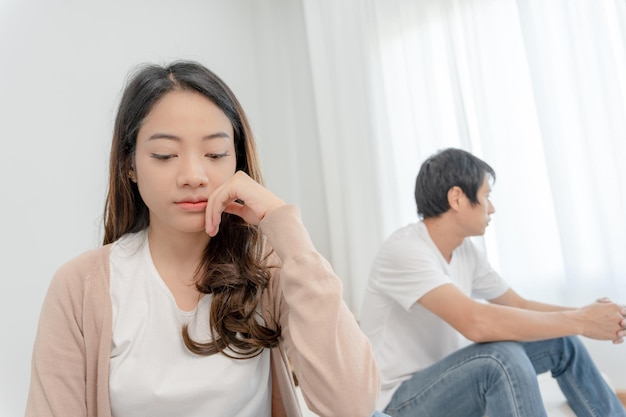 Divorcio y peleas Las parejas están desesperadas y decepcionadas después del matrimonio Esposo y esposa están tristes molestos y frustrados después de las peleas desconfianza amor problemas traiciones problema familiarxAxA