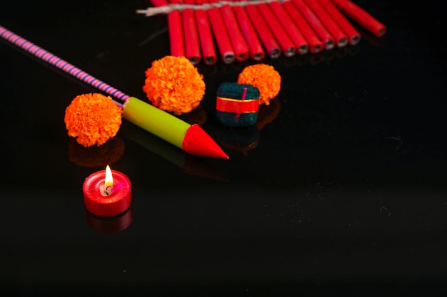 Diwali Diya mit Feuerwerkskörpern