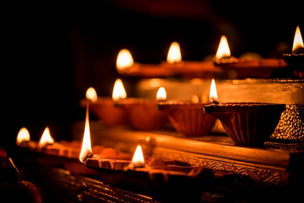 Diwali Diya oder Beleuchtung in der Nacht mit Geschenken, Blumen über einer stimmungsvollen Szene