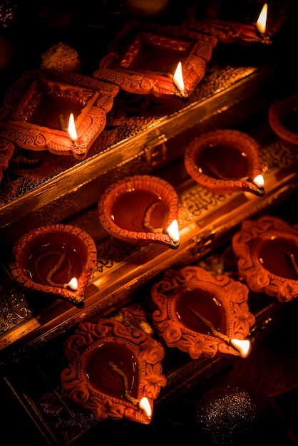 Diwali Diya oder Beleuchtung in der Nacht mit Geschenken, Blumen über einer stimmungsvollen Szene