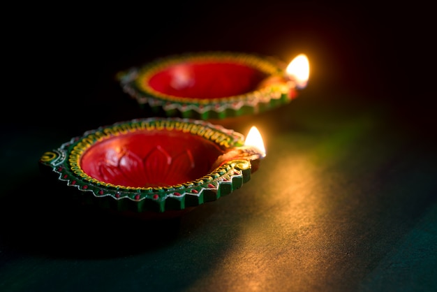 Diwali feliz - as lâmpadas de Clay Diya acenderam-se durante a celebração de Diwali. Design de cartão de saudações do festival indiano Hindu Light chamado Diwali