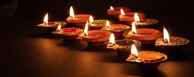 Diwali hinduistisches Lichterfest Feier Diya Öllampen vor dunklem Hintergrund