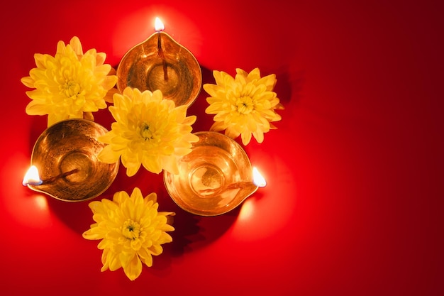 Diwali Indian Light Festival Diya Öllampe und gelbe Blumen auf rotem Hintergrund Traditionelle hinduistische Feier