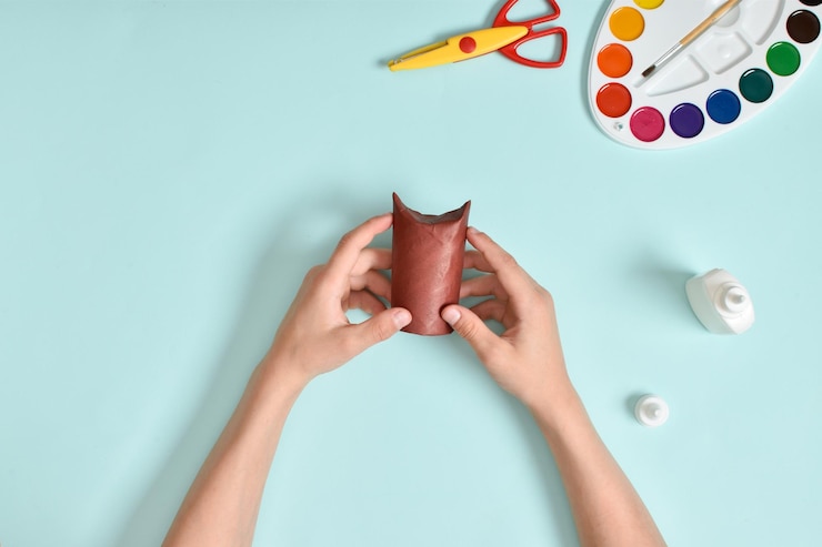 Foto diy bull con sus propias manos de una manga de papel higiénico y papel de colores instrucciones fotográficas paso a paso