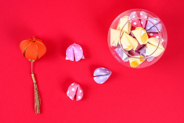 Diy cookie con fondo rojo predicciones. Ideas de regalos, decoración para el año nuevo chino.