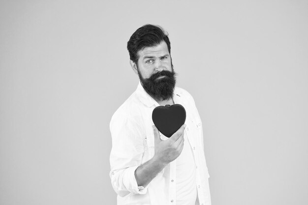 Diy craft being human organ spender bärtiger mann rotes herz brutal hipster pflege seines herzens lass mich dein valentinstag sein gesundheitswesen herzschlag diagnose und behandlung verliebe dich in liebe und romantik