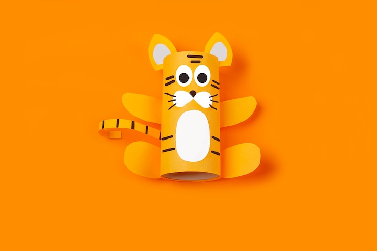 Foto diy e criatividade infantil. instruções passo a passo: como fazer o símbolo de 2022 do tigre com um tubo de papel higiênico. step3 terminou o ofício. artesanato de ano novo e natal de crianças.