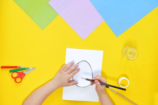 DIY e criatividade infantil. Instruções passo a passo Crie um cartão de Páscoa com garota.