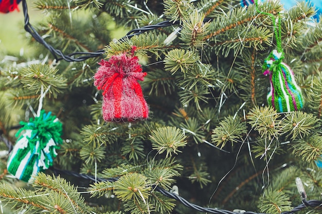 DIY Garndekoration auf einem Weihnachtsbaum