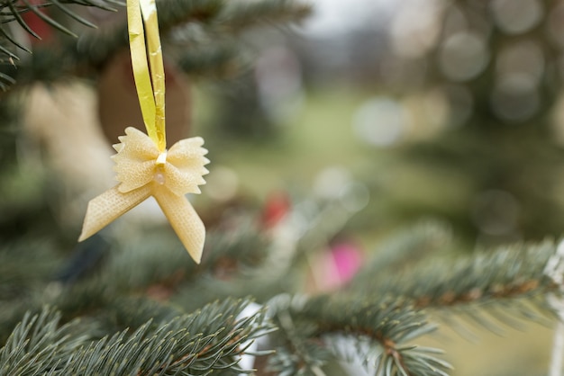 DIY handgemachte Nudeldekoration auf einem Weihnachtsbaum