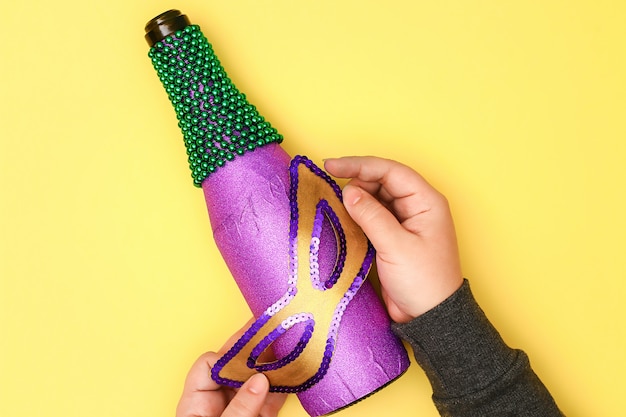 Diy Mardi Gras Flasche lila Haftpapier