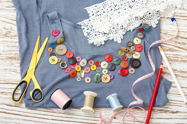 Diy de moda con camiseta sin mangas y accesorios de costura.