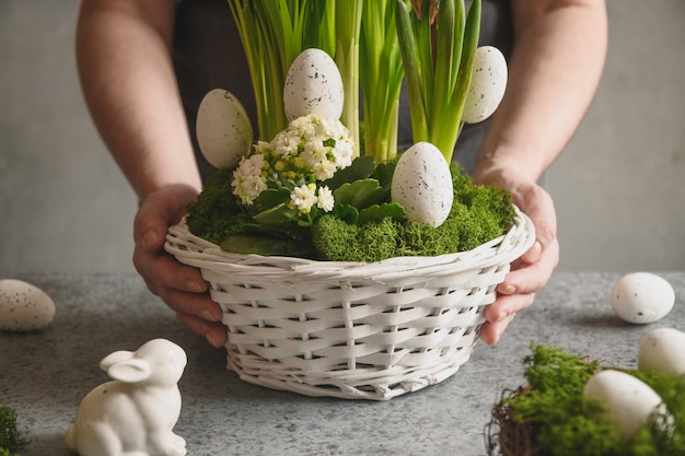 DIY Ostern Tisch Herzstück mit festlichen Eiern, Moos und Hasen. Frühlingszusammensetzung. Blumenwerkstatt.